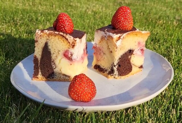 Luxusní propadlá buchta s pudinkem a jahodami: Tento dezert si zamilujete Luxusní propadlá buchta s pudinkem a jahodami: Tento dezert si zamilujete