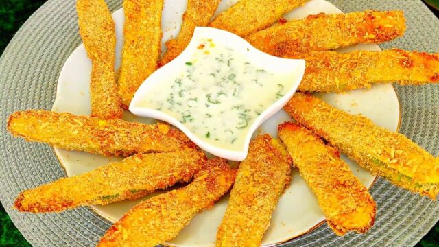 Křupavé cuketové tyčinky se sýrem čedar podávané s jogurtovým dresinkem - Rychlá a snadná příprava! Křupavé cuketové tyčinky se sýrem čedar podávané s jogurtovým dresinkem - Rychlá a snadná příprava!