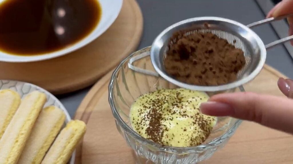 Báječný recept: Domácí delikátní tiramisu s mascarpone a koňakem ve sklenicích