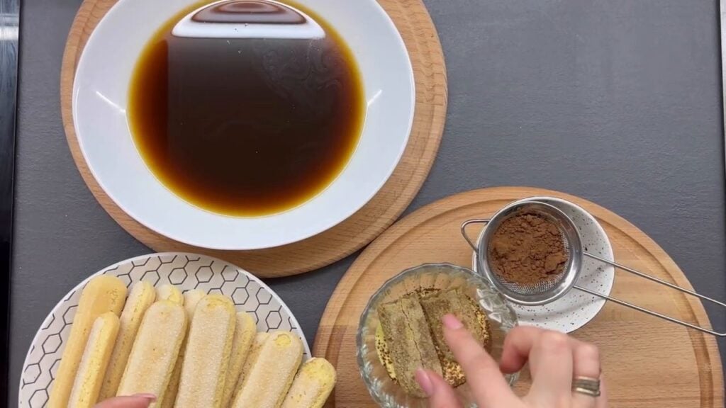 Báječný recept: Domácí delikátní tiramisu s mascarpone a koňakem ve sklenicích