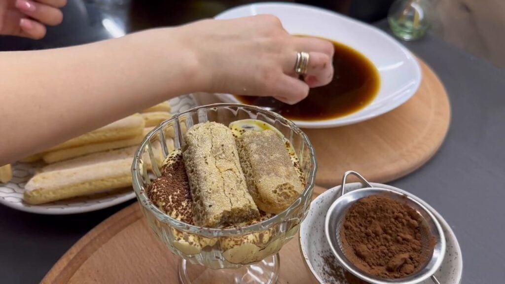 Báječný recept: Domácí delikátní tiramisu s mascarpone a koňakem ve sklenicích