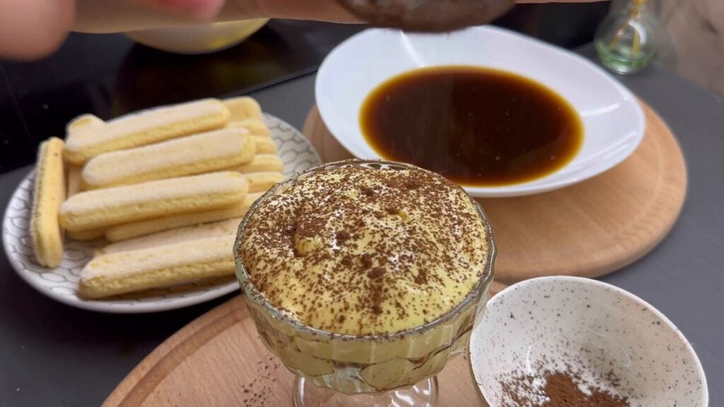 Báječný recept: Domácí delikátní tiramisu s mascarpone a koňakem ve sklenicích