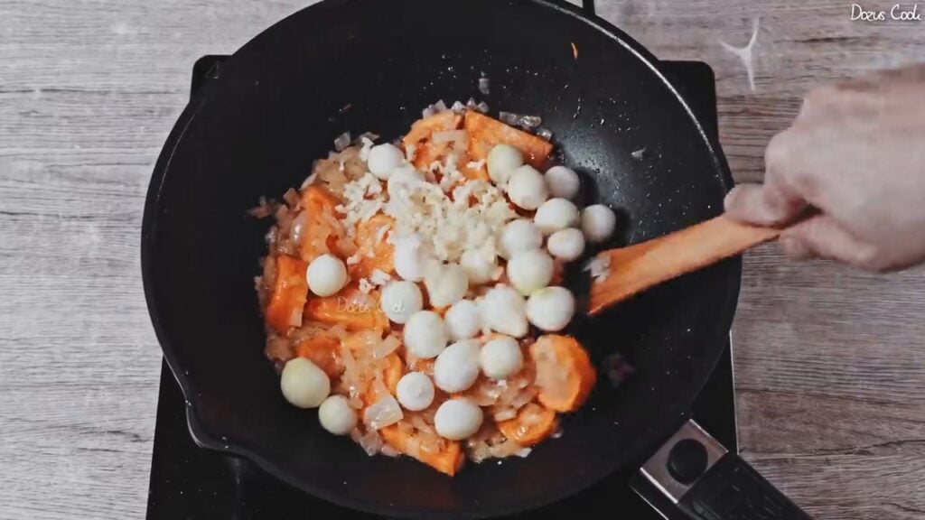 Hovězí kousky v jemné rajčatové omáčce na červeném víně se slaninou, žampiony, mrkví a česnekem pečené v troubě - Lahodný oběd!