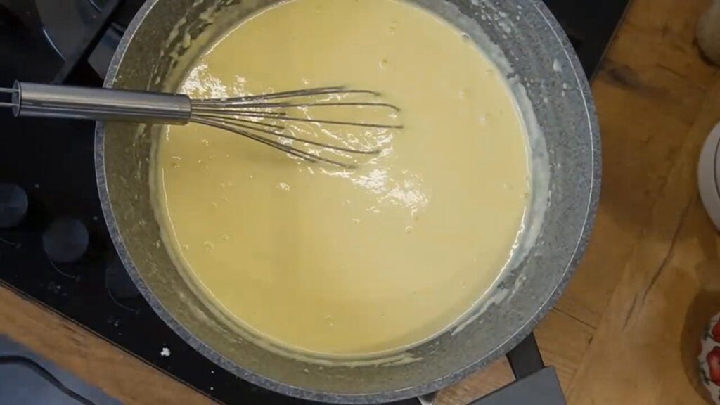 Lahůdkový broskvový cheesecake se sušenkami, pudinkem a jemnou peřinkou