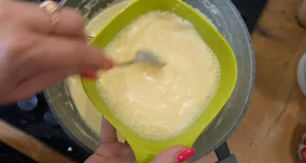 Lahůdkový broskvový cheesecake se sušenkami, pudinkem a jemnou peřinkou