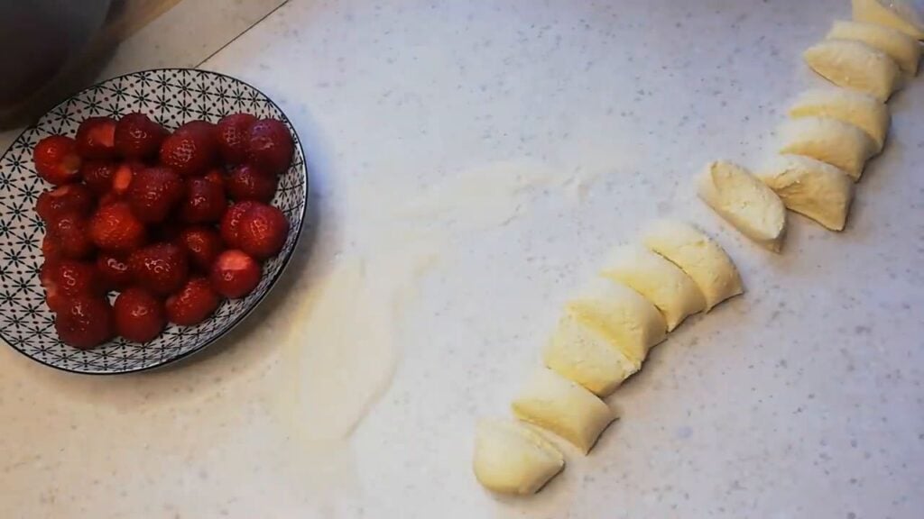 DDokonalé domácí jahodové knedlíky z tvarohového těsta: Netradiční recept 