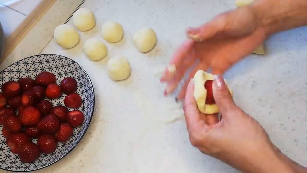 Dokonalé domácí jahodové knedlíky z tvarohového těsta: Netradiční recept 