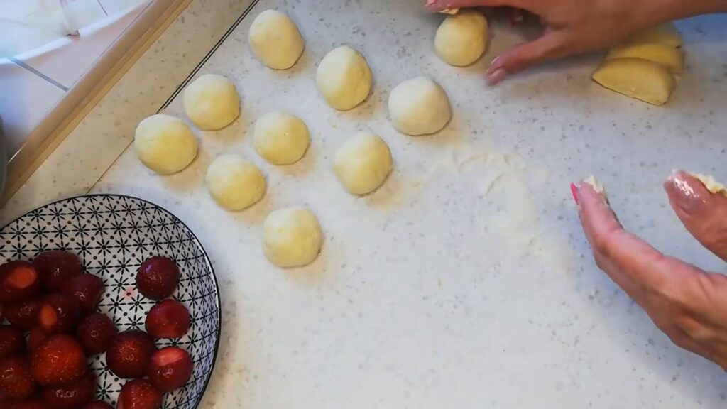 Dokonalé domácí jahodové knedlíky z tvarohového těsta: Netradiční recept 