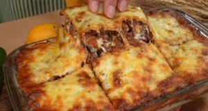 Zapečené vrstvené těstoviny v bešamelové omáčce s mletým hovězím masem a sýrem Zapečené vrstvené těstoviny v bešamelové omáčce s mletým hovězím masem a sýrem