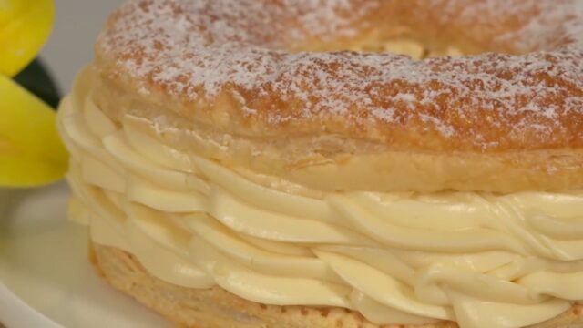 Báječný věnečkový dezert z listového těsta s vanilkovým mascarpone krémem Báječný věnečkový dezert z listového těsta s vanilkovým mascarpone krémem