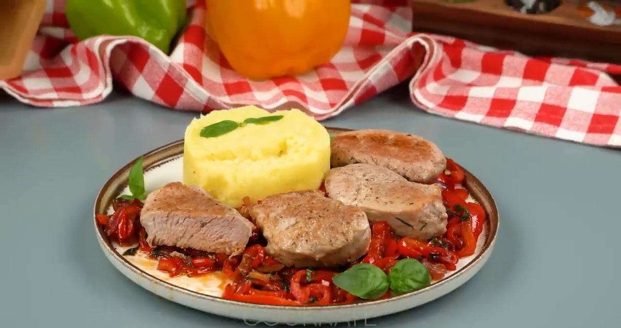 Pečená aromatická vepřová panenka na tymiánu se zeleninou a bramborovou kaší