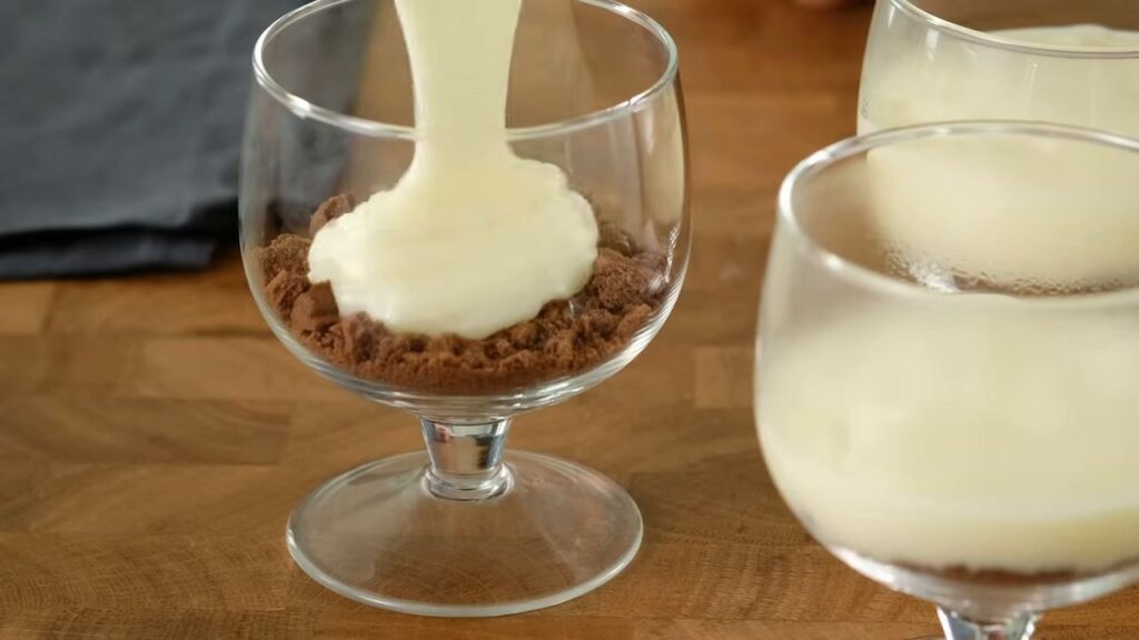 Exkluzivní krémový čokoládový dezert se sušenkami v sklenicích - Nebíčko v ústech!