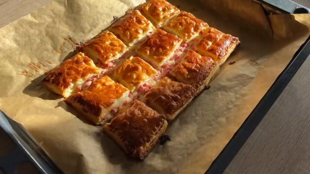 Křupavé šátečky z listového těsta se zakysanou smetanou, šunkou a sýrem - Lahodné občerstvení!