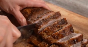 Pečený delikátní vepřový bůček s jemnou marinádou podávaný se zapečenou zeleninou s houbami a sýrem Pečený delikátní vepřový bůček s jemnou marinádou podávaný se zapečenou zeleninovou směsí s houbami a sýrem
