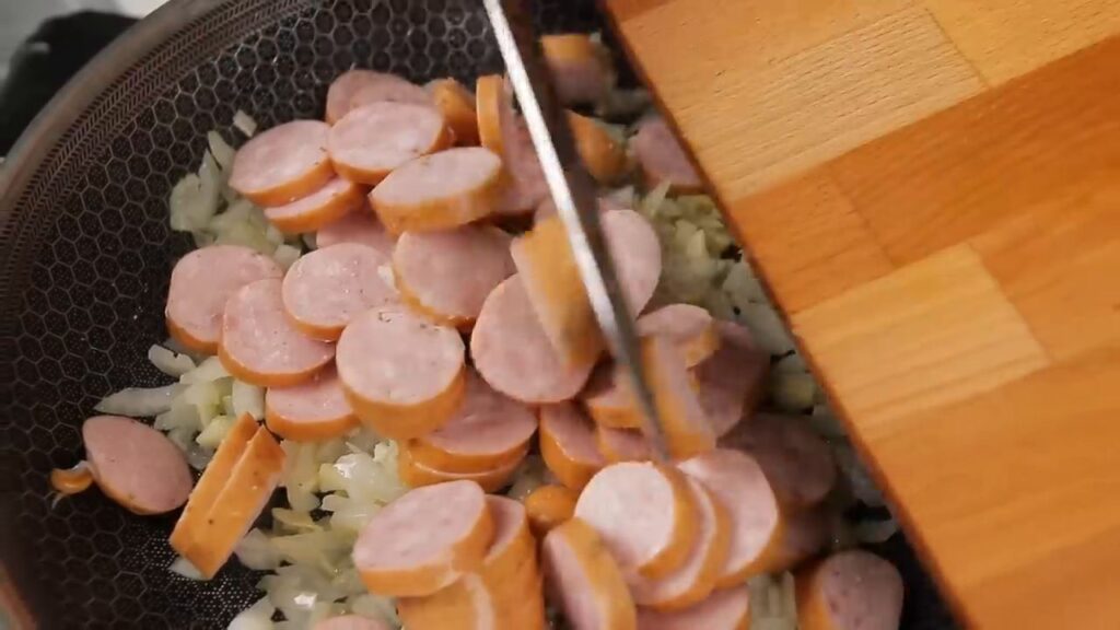 Delikátní farfalle s klobáskou, rajčaty a sýrem čedar v smetanové omáčce - Rychlá a snadná příprava!