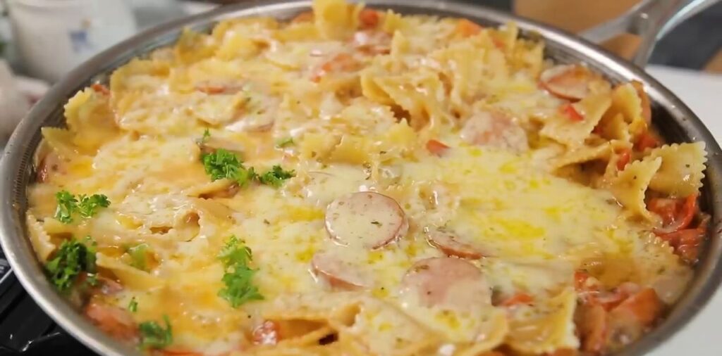 Delikátní farfalle s klobáskou, rajčaty a sýrem čedar v smetanové omáčce - Rychlá a snadná příprava!