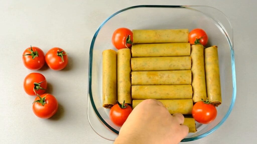 Zapečené Cannelloni plněné mletým masem se žampiony a rajčatovou omáčkou, přelité bešamelovou omáčkou, rajčaty a sýrem  - Chutný oběd na stole!