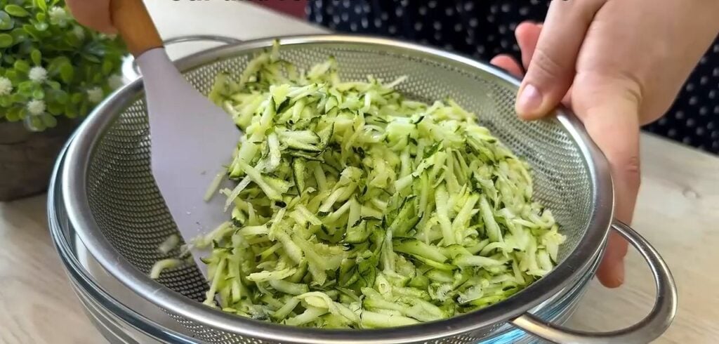 Smažené cuketovo-bramborové placičky se zeleninou plněné kuličkami sýra mozzarella