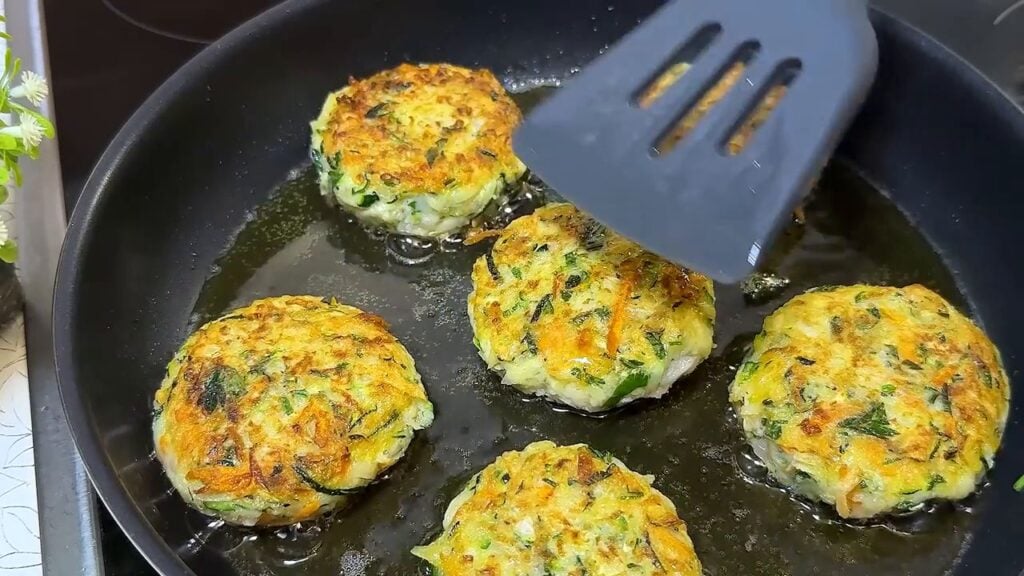 Smažené cuketovo-bramborové placičky se zeleninou plněné kuličkami sýra mozzarella