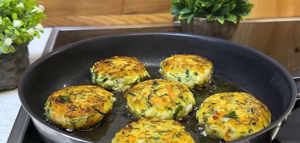 Smažené cuketovo-bramborové placičky se zeleninou plněné kuličkami sýra mozzarella