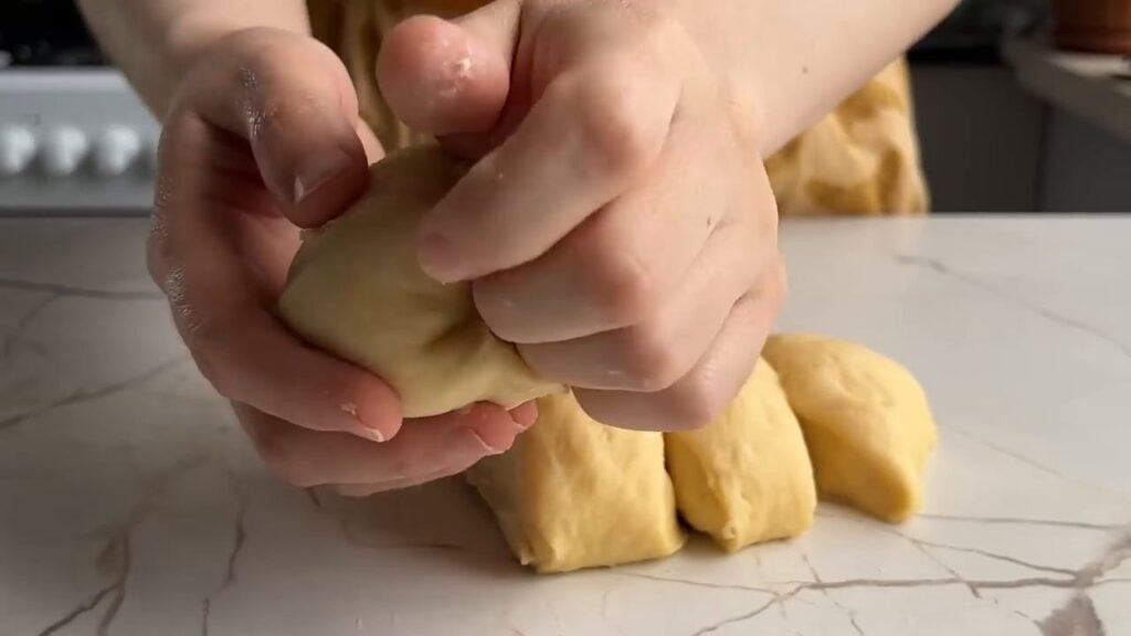 Dokonalé domácí máslové croissanty s cukrem a mákem - Ideální k horkému čaji!