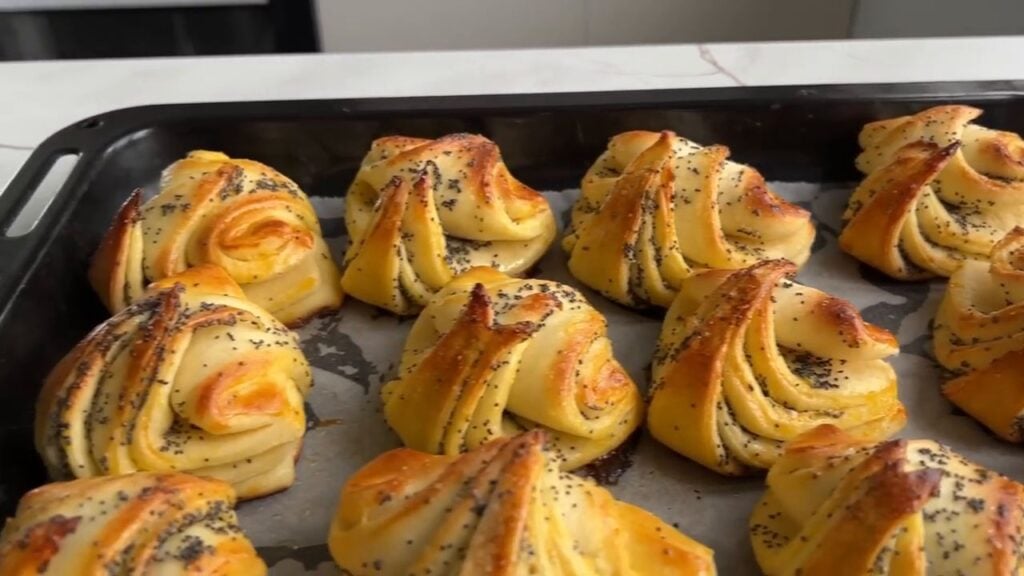 Dokonalé domácí máslové croissanty s cukrem a mákem - Ideální k horkému čaji!