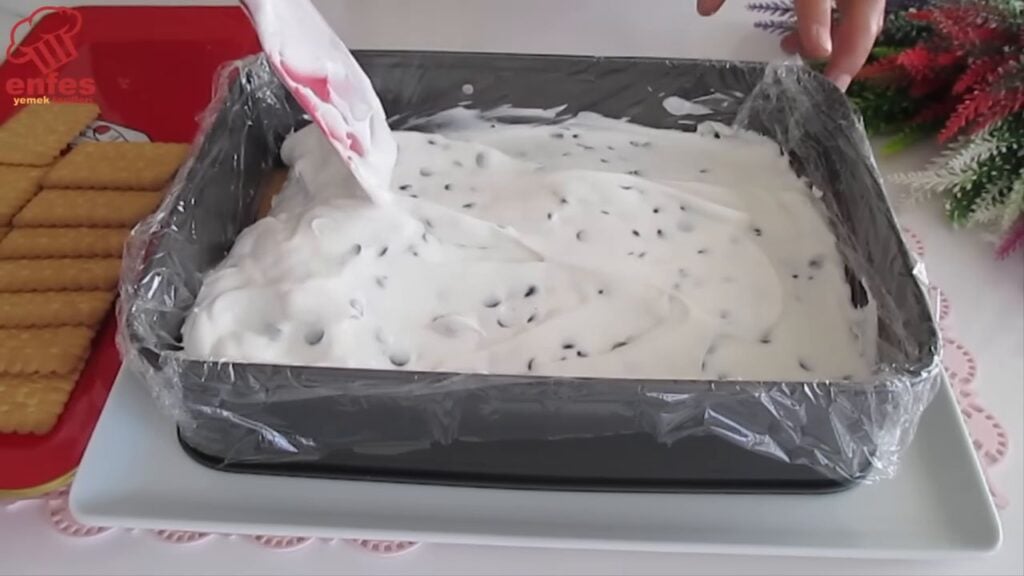 Domácí stracciatella zmrzlina se sušenkami a smetanovým krémem - jen 4 ingredience!