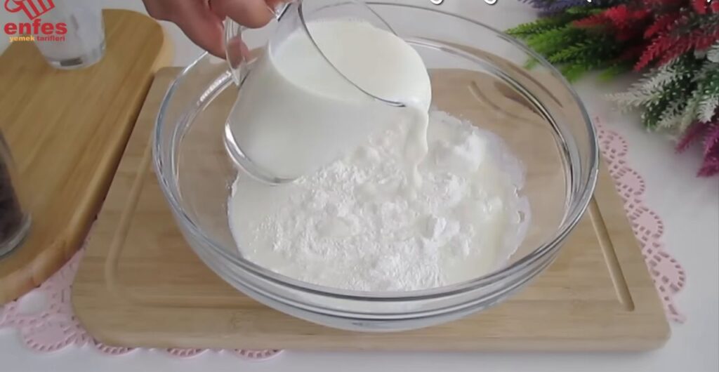 Domácí stracciatella zmrzlina se sušenkami a smetanovým krémem - jen 4 ingredience!