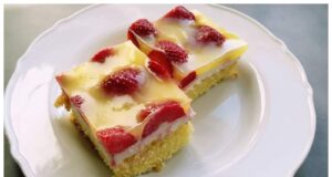 Luxusní jahodová buchta s krémovou náplní a želatinovou polevou