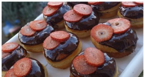 Koblihy s Nutellou a meruňkovým džemem: Osvědčený recept na nadýchané a vláčné plněné koblihy