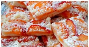 Jednoduchý recept na kynutý meruňkový koláč