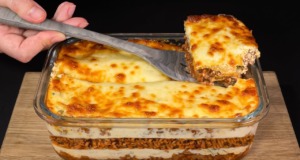 Zapečené domácí Bolognese lasagne s mletým masem a lahodnou sýrovou směsí Zapečené domácí Bolognesse lasagne s mletým masem a lahodnou sýrovou směsí