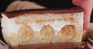 Piškot a banán zalit vynikajícím vanilkovým krémem a na vrch čokoládová poleva – Recept na skvělý dezert!