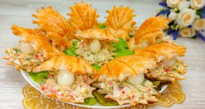 Okouzlující křupavé zlatavé mušle z listového těsta plněné lahodnou krabí náplní s křepelčím vejcem – Delikatesa na vašem stole! Okouzlující křupavé zlatavé mušle z listového těsta plněné lahodnou krabí náplní s přepeličím vejcem - Delikatesa na vašem stole!