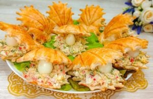 Okouzlující křupavé zlatavé mušle z listového těsta plněné lahodnou krabí náplní s přepeličím vejcem - Delikatesa na vašem stole!