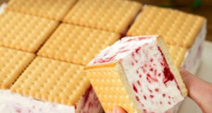 Dokonalé letní osvěžení: Fantastická domácí smetanová zmrzlina s malinami