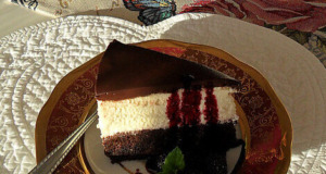 Jednoduchý tvarohovo-kakaový cheesecake s ovocem a čokoládovou polevou