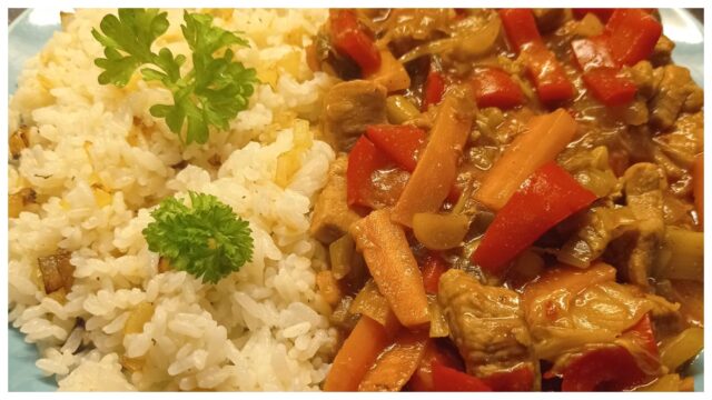 Vepřová směs se zeleninou a cibulovou rýží – rychlé a aromatické jídlo Vepřová směs se zeleninou a cibulovou rýží – rychlé a aromatické jídlo