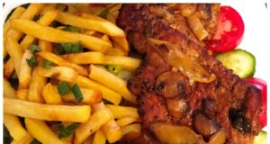 Pikantní vepřové na pórku a žampionech: Nejlepší recept z jednoho pekáče, hotové do hodiny Vepřové pikantní plátky zapečené s pórkem a žampiony