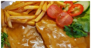 Vepřové maso v hořčičné omáčce s hranolky