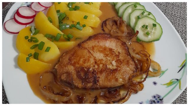 Vepřové plátky s cibulovou omáčkou a bramborami