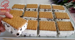 Domácí stracciatella zmrzlina se sušenkami a smetanovým krémem – jen 4 ingredience! Domácí stracciatella zmrzlina se sušenkami a smetanovým krémem - jen 4 ingredience!