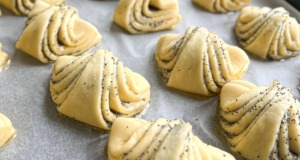 Upečte si domácí máslové croissanty s cukrem a mákem – jednoduchý návod Dokonalé domácí máslové croissanty s cukrem a mákem - Ideální k horkému čaji!