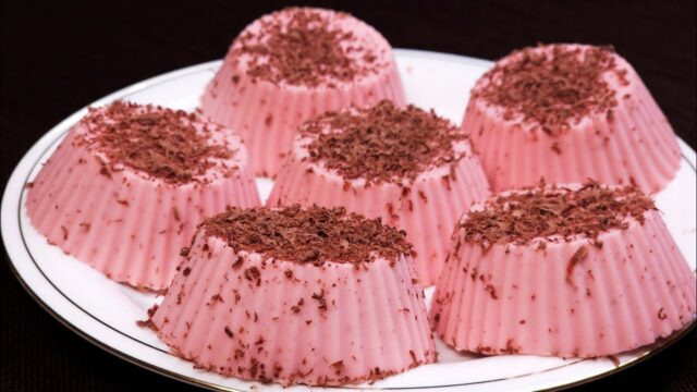 Jahodová Panna-Cotta s mascarpone krémem a strouhanou čokoládou - Rychlá a snadná příprava!