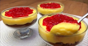 Sušenková mňamka v ozdobných sklenicích s citronovým kondenzovaným mlékem a malinovou peřinkou Sušenková mňamka v ozdobných sklenicích s citronovým kondenzovaným mlékem a malinovou peřinkou