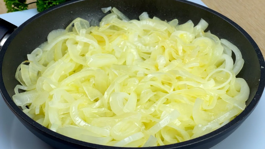 Zapečený cibulový koláč se zeleninou, sýrem feta, tvrdým sýrem a rajčaty ve tvaru pizzy