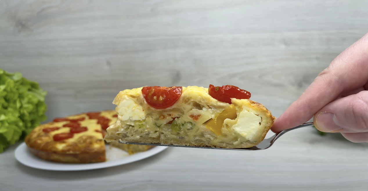 Zapečený cibulový koláč se zeleninou, sýrem a rajčaty ve tvaru pizzy