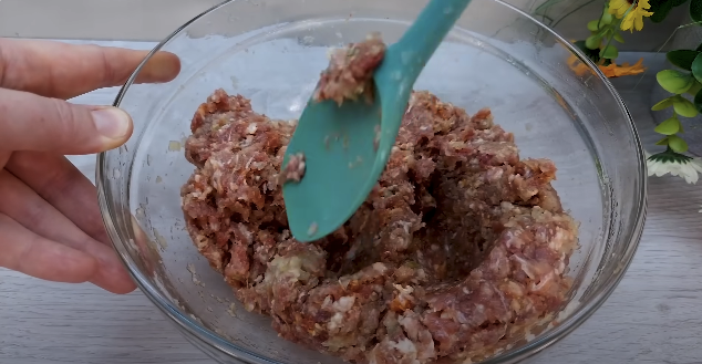 Zapečené kuličky z mletého masa s brambory podávané s čerstvým salátem