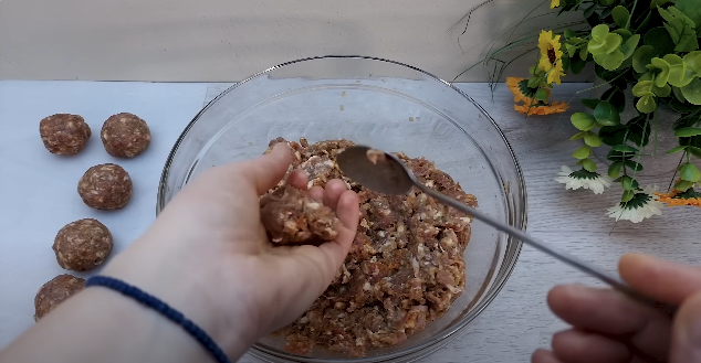 Zapečené kuličky z mletého masa s brambory podávané s čerstvým salátem