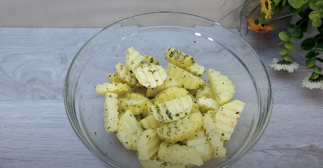 Zapečené kuličky z mletého masa s brambory podávané s čerstvým salátem